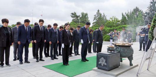 송언석 국민의힘 비상대책위원장 겸 원내대표 및 신임 지도부가 2일 서울 동작구 국립서울현충원에서 현충탑 참배를 하고 있다. 사진=박범준 기자