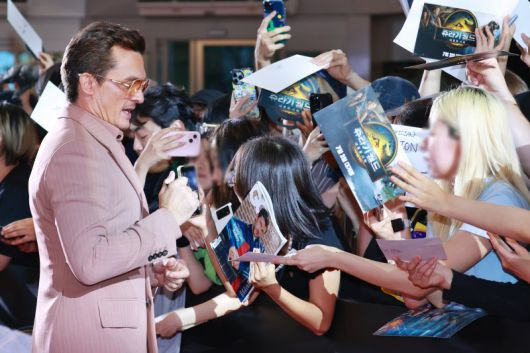 팬들에게 사인하는 루퍼트 프렌드. 연합뉴스