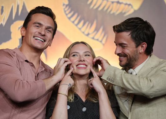 배우 루퍼트 프렌드(왼쪽부터), 스칼렛 요한슨, 조나단 베일리가 1일 오후 서울 종로구 포시즌스 호텔 서울에서 열린 영화 '쥬라기 월드 : 새로운 시작’ 내한 기자회견에 참석해 포즈를 취하고 있다. 뉴스1