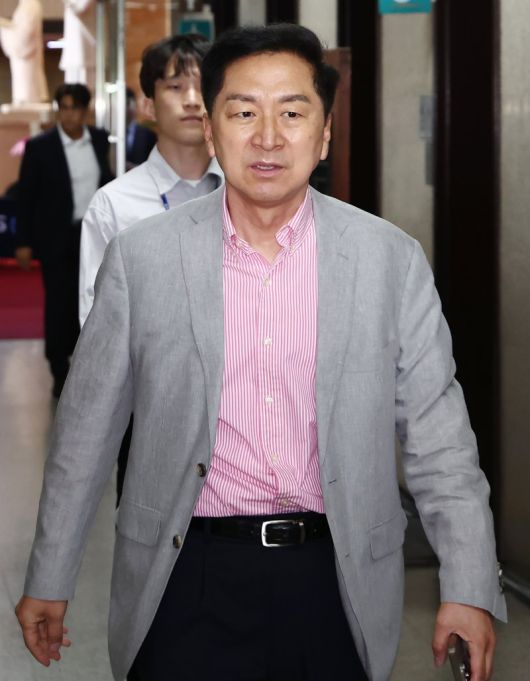 김기현 국민의힘 의원이 지난달 9일 서울 여의도 국회에서 열린 4선 이상 중진 의원 회동에 참석하기 위해 이동하고 있다. 사진=뉴스1