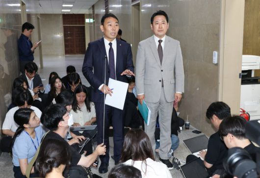 국회 법제사법위원회 여야 간사인 더불어민주당 김용민 의원(왼쪽)과 국민의힘 장동혁 의원이 2일 국회에서 상법개정안 처리에 합의한 뒤 취재진에게 합의 내용을 설명하고 있다. 연합뉴스