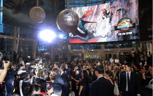 가렛 에드워즈 감독이 1일 오후 서울 영등포구 타임스퀘어에서 열린 영화 '쥬라기 월드: 새로운 시작' 내한 레드카펫 행사에서 소셜 매거진과 인터뷰를 하고 있다. 뉴시스화상