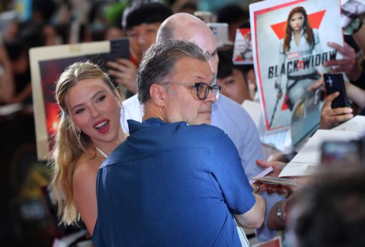 배우 스칼렛 요한슨이 1일 오후 서울 영등포구 타임스퀘어에서 열린 영화 '쥬라기 월드: 새로운 시작' 내한 레드카펫 행사에서 팬들과 소통하고 있다. 뉴시스