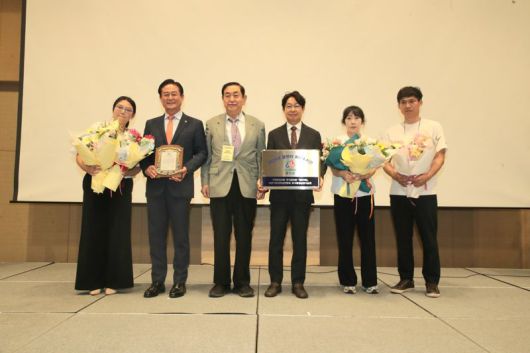 홍천군이 2일 강릉에서 열린 2025년 상하수도관리 선진화 전략 세미나에서 물관리 최우수기관 현판을 받았다. 홍천군 제공