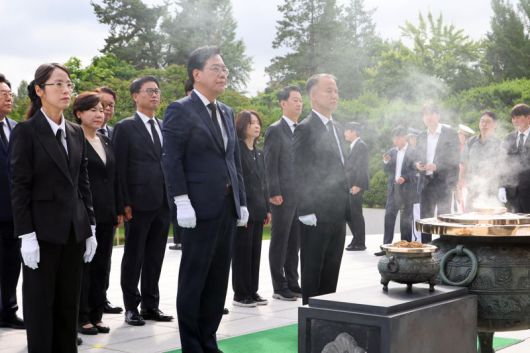 송언석 국민의힘 비상대책위원장 겸 원내대표 및 신임 지도부가 2일 서울 동작구 국립서울현충원에서 현충탑 참배를 하고 있다. 사진=박범준 기자