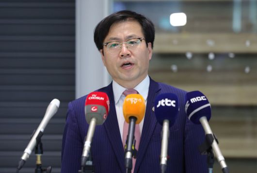 한미 고위급 통상 협상을 마친 여한구 산업통상자원부 통상교섭본부장이 6월 29일 오후 인천국제공항 제2터미널을 통해 귀국해 취재진 질문에 답하고 있다. 뉴시스