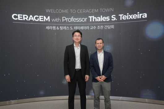 이경수 세라젬 대표(왼쪽)가 3일 세라젬 본사에서 탈레스 S. 테이셰이라 미국 캘리포니아주 샌디에이고 주립대 교수와 기념 촬영을 하고 있다. 세라젬 제공