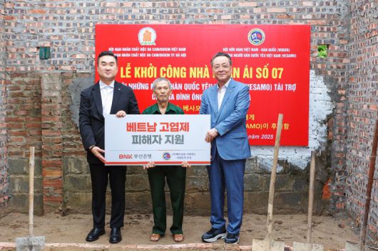 지난달 27일 베트남 하노이에서 열린 지원금 전달식에서 BNK부산은행 문동권 지점장(왼쪽 첫번째)과 베사모 장호익 회장(오른쪽 첫번째)이 기념사진을 촬영하고 있다. 부산은행 제공