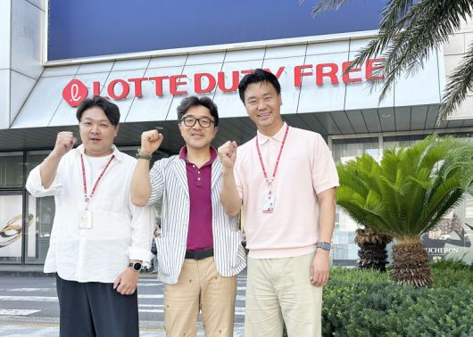 지난 2일 신속한 응급조치와 심폐소생술로 의식을 잃고 쓰러진 고객의 소중한 생명을 구한 롯데면세점 제주점 김정우 대리(왼쪽부터), 제주공항점 윤남호 점장, 제주점 김동진 사원이 기념촬영을 하고 있다. 롯데면세점 제공