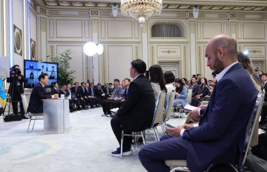 이재명 대통령이 3일 청와대 영빈관에서 열린 '대통령의 30일, 언론이 묻고 국민에게 답하다' 기자회견에서 국정 운영 방향을 설명하고 있다. 뉴시스