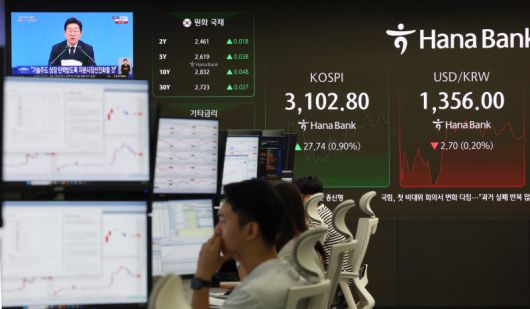 3일 서울 중구 하나은행 본점 딜링룸에서 이재명 대통령 취임 30일 기자회견 '대통령의 30일, 언론이 묻고 국민에게 답하다'가 생중계되고 있다. 뉴시스 제공