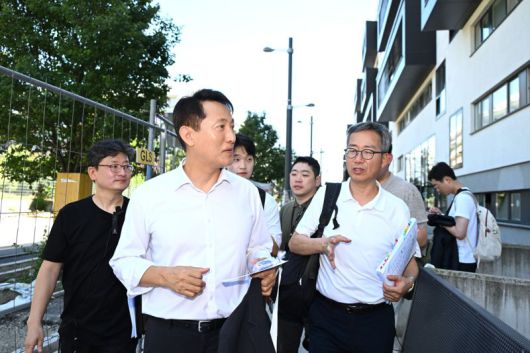 오세훈 서울시장(앞줄 왼쪽)이 2일(현지시간) 관계자와 함께 오스트리아 빈의 청년층을 위한 공공주택 단지 융에스 보넨을 둘러보고 있다. 서울시 제공