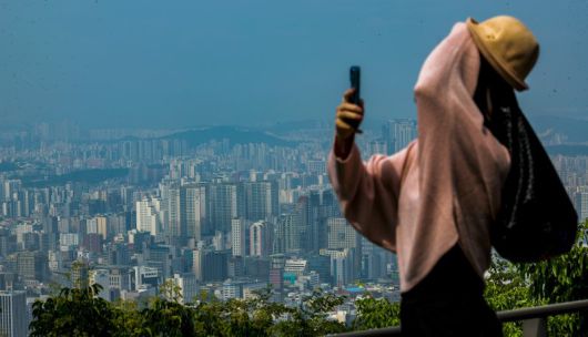 [서울=뉴시스] 정병혁 기자 = 27일 서울 중구 남산에서 서울시내 아파트가 보이고 있다. 뉴시스