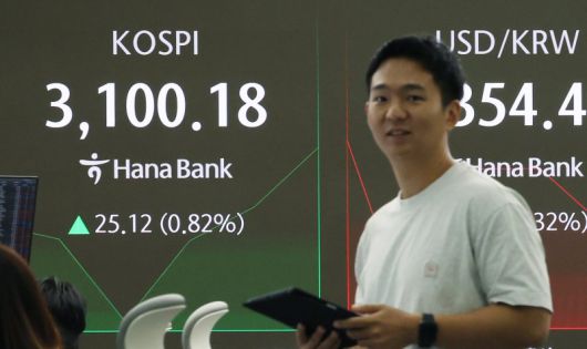 3일 서울 중구 하나은행 딜링룸에서 딜러들이 업무를 보고 있다. 뉴시스 제공