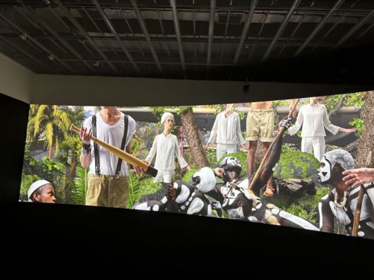 울산시립미술관 기획전시 '낯선 코드'를 통해 선보이고 있는 AES+F의 3채널 영상 작품 '신성한 우화'