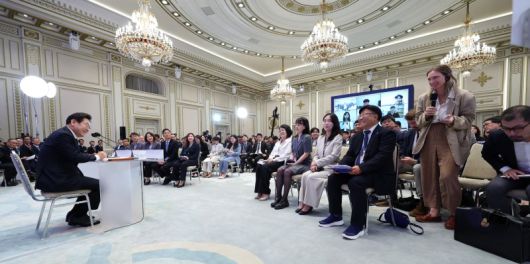 이재명 대통령이 3일 청와대 영빈관에서 열린 '대통령의 30일, 언론이 묻고 국민에게 답하다' 기자회견에서 외신출입기자들 질문을 받고 있다. 뉴시스