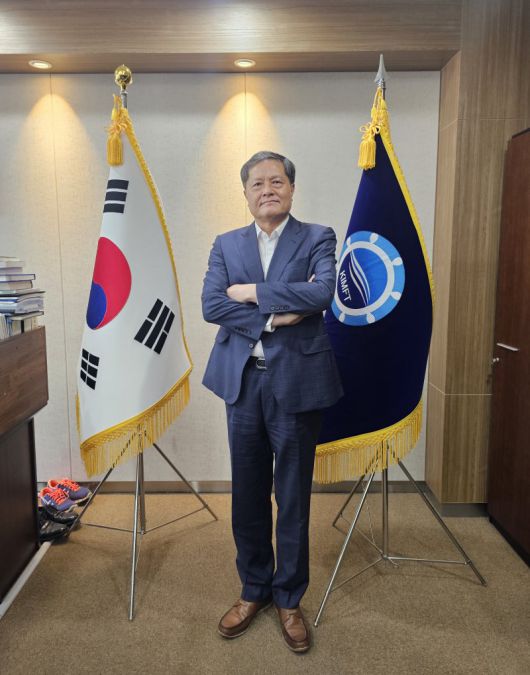 3일 한국해양수산연수원 부산 본원에서 만난 김민종 연수원장. 김 원장은 본지와의 인터뷰에서 그간 임기 소회와 함께 오션폴리텍 양성 시스템에 대한 홍보 및 연수원의 해외사업 등에 대해 설명했다. 사진=변옥환 기자