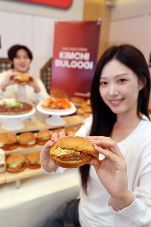 3일 서울 용산구 롯데리아 숙대입구역점에서 열린 신제품 버거 출시행사에서 모델들이 신메뉴 '김치불고기버거' 2종을 소개하고 있다.