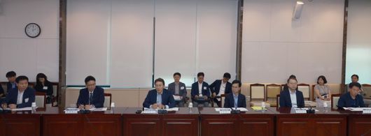 가계부채 점검회의가 3일 오후 서울 종로구 정부서울청사에서 개최됐다. 이날 회의에 참석한 기획재정부, 국토교통부, 국세정, 한국은행, 금융감독원, 서울시 등 관계기관과 은행연합회, 제2금융권협회, 5대 시중은행, 주택금융공사(HF)·주택도시보증공사(HUG)·서울보증보험(SGI)은 최근 발표된 가계부채 관리 강화 방안 시행 후 이행상황, 일선 창구 동향, 부동산 불법·탈법·이상거래 집중 점검 방안 등에 대해 논의했다. 사진 왼쪽부터 김병칠 금감원 은행 부원장, 박종희 국세청 자산납세국 국장, 권대영 금융위 사무처장, 신진창 금융위 금융정책국장, 김헌정 국토부 주택정책관, 사창훈 서울시 주택정책과 과장. 금융위원회 제공.