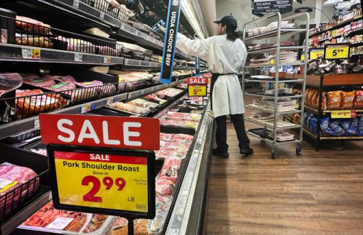 트럼프 대통령의 관세 정책으로 올 하반기 미국에서 인플레이션이 발생할 수 있다는 경고가 나왔다. AFP연합뉴스