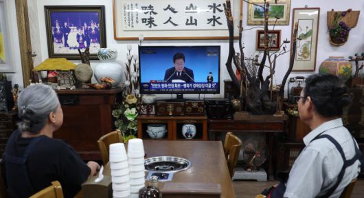 3일 오전 인천 남동구 구월동의 한 식당에서 주인들이 이재명 대통령의 '대통령의 30일, 언론이 묻고 국민에게 답하다' 기자회견을 시청하고 있다. /사진=뉴시스