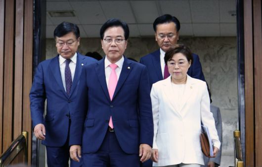 송언석(가운데) 국민의힘 비상대책위원장 겸 원내대표가 4일 서울 여의도 국회에서 열린 원내대책회의에 참석하고 있다. 뉴시스