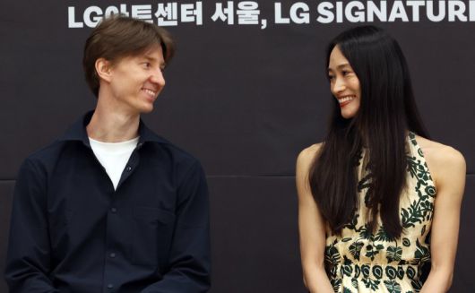 2일 서울 강서구 'LG아트센터 서울'에서 열린 영국 로열 발레 '더 퍼스트 갈라' 기자간담회에서 수석 무용수인 바딤 문타기로프와 후미 가네코가 대화를 하고 있다. 뉴스1