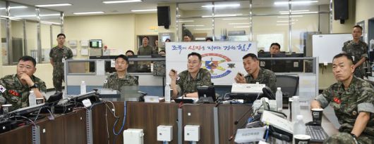 김명수 합참의장이 수도포병여단 천무부대를 방문해 작전지도를 하고 있다. 합참 제공