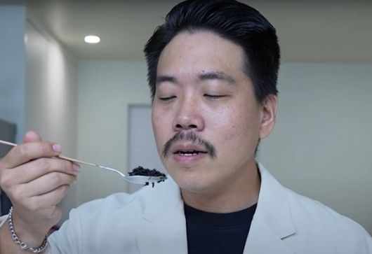 러브버그를 이용해 다양한 요리와 먹방을 선보이는 유튜버가 등장했다. 사진은 유튜브 채널 '헌터퐝'에서 유튜버가 러브버그를 먹는 모습. /사진=유튜브 채널 '헌터퐝' 캡처