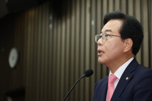 국민의힘 송언석 비상대책위원장 겸 원내대표가 4일 서울 여의도 국회에서 열린 의원총회에서 발언하고 있다. 연합뉴스