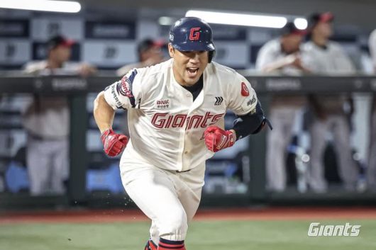 최지민에게 2타점 적시타를 때려낸 전준우.롯데 자이언츠 제공