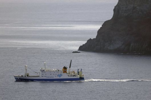 일본 남부 도카라 열도 지역에서 대피를 원하는 주민과 방문객을 태운 페리가 4일 도카라 열도의 아쿠세키 섬 도시마 마을을 떠나고 있다. AP 뉴시스