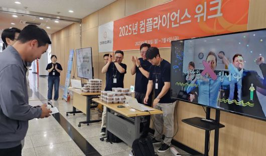 한화에어로스페이스 임직원들이 지난 2일 아산사업장에서 진행된 컴플라이언스위크 행사에 참여하고 있다. 한화에어로스페이스 제공