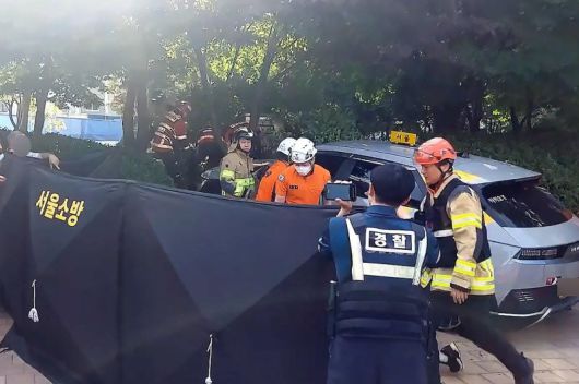 (서울=뉴스1) = 3일 오후 서울시 도봉구 방학동 방학 사거리 인근에서 택시가 인도를 덮치는 사고가 발생, 출동한 소방 대원들이 사고 현장을 수습하고 있다. 이 사고로 2명이 심정지로 병원으로 옮겨졌으며, 다수의 경상자도 발생한 것으로 알려지고 있다. (도봉소방서 제공. 재판매 및 DB 금지) 2025.7.3/뉴스1 /사진=뉴스1화상