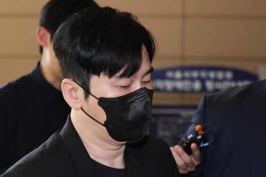 양현석 YG엔터테인먼트 총괄 프로듀서가 4일 오후 서울 마포구 서부지방법원에서 열린 관세법 위반 혐의 공판에 출석하고 있다. 양현석은 2014년 싱가포르에서 스위스 고가 명품 시계 2개를 업체로부터 받아 세관에 신고하지 않고 국내에 반입한 혐의를 받는다. 사진=뉴스1