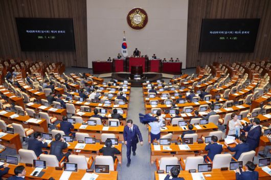 우원식 국회의장이 지난 4일 서울 여의도 국회에서 제426회 국회(임시회) 제5차 본회의 개의를 선언하고 있다. 뉴스1