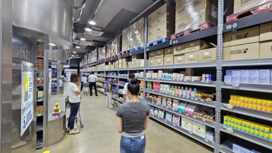 경기 성남시 수정구 고등공공주택지구에 있는 국내 첫 '창고형 약국' 메가팩토리약국 성남점 내부. 대형마트처럼 창고형 매장 형태로 일반의약품과 건강기능식품, 반려동물 의약품과 사료 등 51개 분류로 나뉜 2500개 이상의 품목을 판매하고 있다. 2025.6.17 /사진=연합뉴스