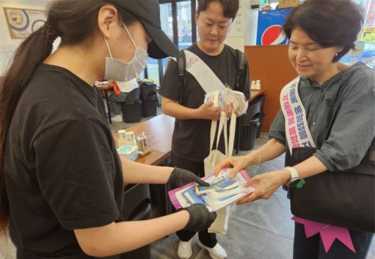 부산시와 관계기관, 민간단체가 지난 4일 광안리 일대에서 합동으로 '식중독 예방 캠페인'을 전개한 가운데 캠페인 참여자들이 일대 식당을 찾아 식중독 예방 홍보물을 전달하고 있다. 부산시 제공
