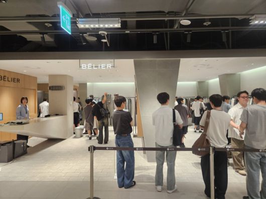 지난 4일 서울 중구 롯데백화점 본점 9층에 새롭게 문을 연 '키네틱 그라운드' 벨리에 매장이 남성 고객들로 북적이고 있다. 사진=이정화 기자