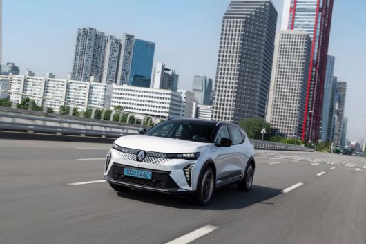 르노코리아가 프랑스에서 내달부터 수입 판매 나서는 새로운 전기차 '세닉 E-Tech 100 Electric' 주행 장면 르노코리아 제공