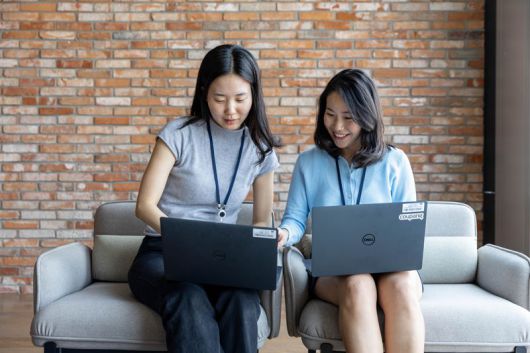 쿠팡 '금융 분야 인재 개발 프로그램(CFDP)'을 통해 입사한 구현지씨(왼쪽)와 조한나씨가 사내 라운지에서 업무 미팅을 하고 있다. 쿠팡 제공