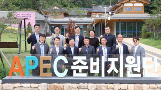 강경성 KOTRA 사장(앞줄 왼쪽 셋째)이 지난 4일 경주를 방문해 APEC 2025 연계 경제행사 준비 현장을 점검한 뒤 이지형 KOTRA 부사장 겸 경제통상협력본부장(앞줄 왼쪽 둘째), 김상철 APEC 준비지원단장(앞줄 왼쪽 넷째) 등과 기념촬영을 하고 있다. 사진=코트라 제공