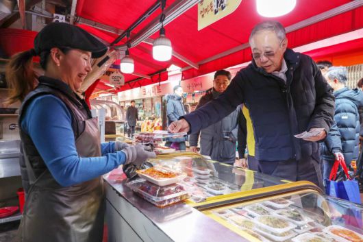 류진 한국경제인협회 회장(오른쪽)이 올해 초 서울 영등포구 대림동 우리시장을 방문해 '시장 소상공인 상생방안 간담회'를 마친 뒤 반찬 등을 구입하고 있다. 뉴스1