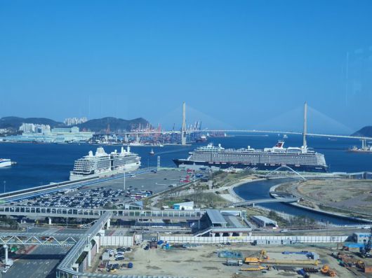 부산을 찾는 크루즈 관광객 수가 빠르게 회복되고 있는 가운데 북항 부산항국제여객터미널 선석에 2척의 초대형 국제크루즈선박이 동시에 입항해 있다. 기자 촬영