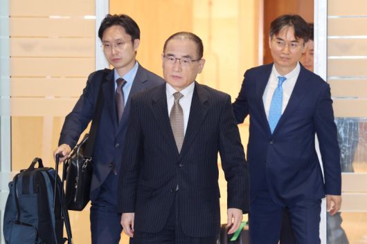 위성락 국가안보실장이 관세협상, 정상회담 등 한미 간 현안에 대한 논의를 위해 6일 인천국제공항을 통해 미국 워싱턴DC로 출국하고 있다. 사진=연합뉴스