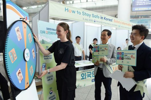 김범호 인천국제공항공사 부사장(앞줄 오른쪽 두번째)이 김용균 행정안전부 안전예방정책실장(앞줄 오른쪽 첫번째)와 지난 3일 인천공항 제1여객터미널 교통센터에서 진행된 '외국인 대상 디지털 안전 서비스 홍보 캠페인'에 참가해 외국인 여객에게 디지털 안전 서비스 이용 방법을 소개하고 있다. 인천국제공항공사 제공