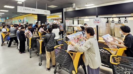 평일인 지난 4일 오전 이마트 용산점 오픈을 기다리는 고객들이 길게 줄을 서고 있다. 이마트 제공