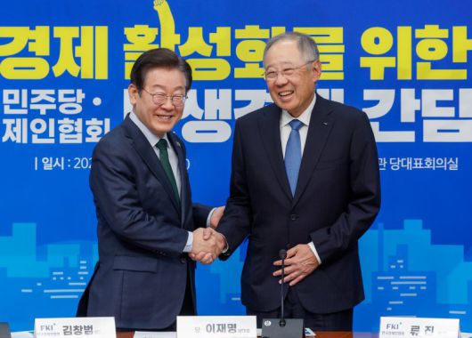 류진 한국경제인협회 회장이 지난 3월 5일 서울 여의도 국회에서 열린 '경제 활성화를 위한 더불어민주당-한국경제인협회 민생경제간담회'에서 당시 민주당 대표였던 이재명 대통령과 악수를 하고 있다. 뉴스1