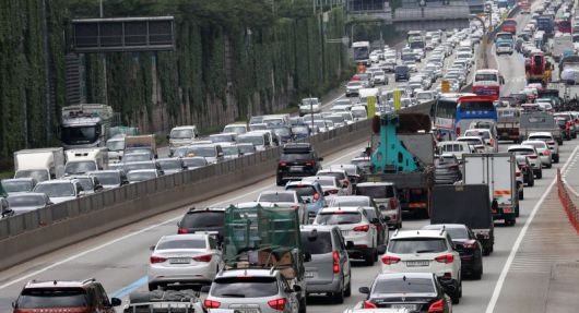 경부고속도로 서울 잠원IC 구간 차량들이 늘어서 있다. 뉴시스