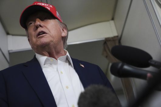 도널드 트럼프 미국 대통령이 4일(현지시간) 뉴저지주 모리스타운으로 가기 위해 탑승한 에어포스 원에서 기자들의 질문에 답하고 있다. AP 뉴시스